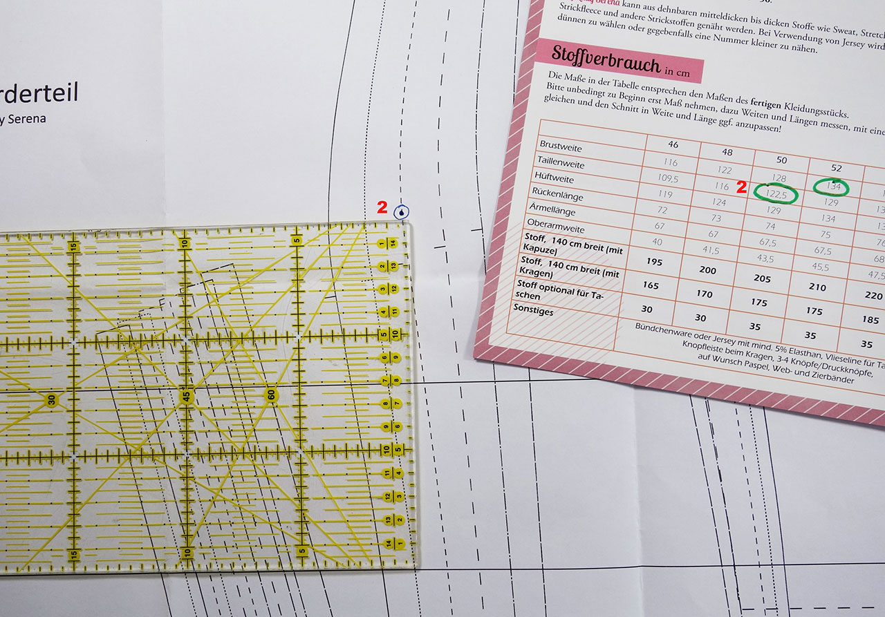 Taille auf dem Schnittmusterbogen markieren - Schnittmuster Anpassung 