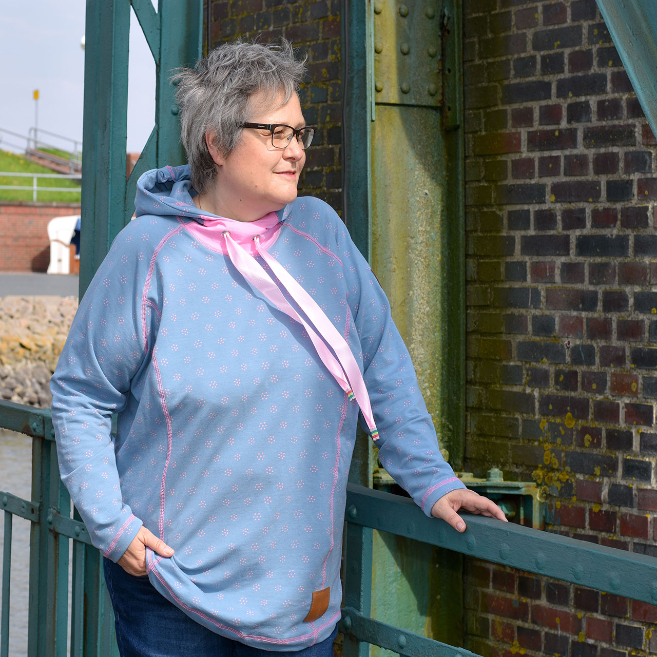 Big Lady Comet mit breiten Satinbändern