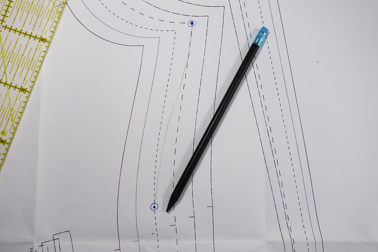 Schnittmuster-Punkte mit Bleistift kurvig verbinden