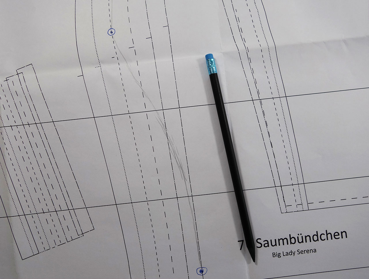 Bei einem Schnittmuster zwischen den Linien zeichnen