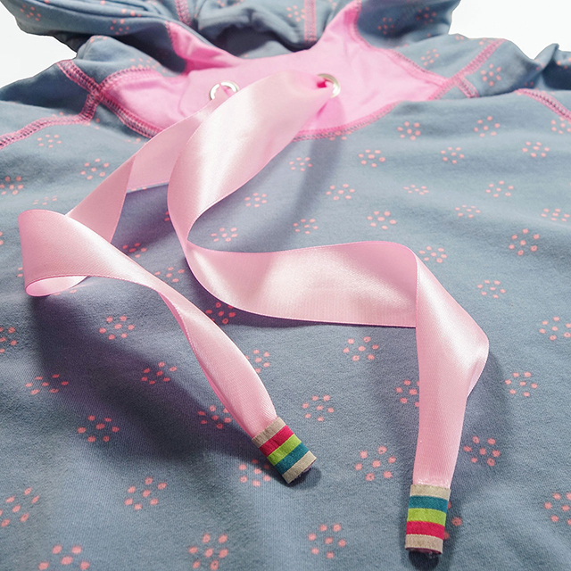 Trend 2018: breite Satinbänder als Moodie-Band für große Größen