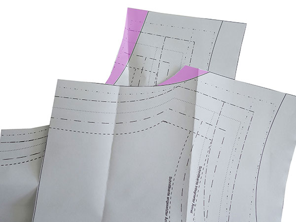 Halsausschnitt an einem ärmellosen Shirt anpassen.