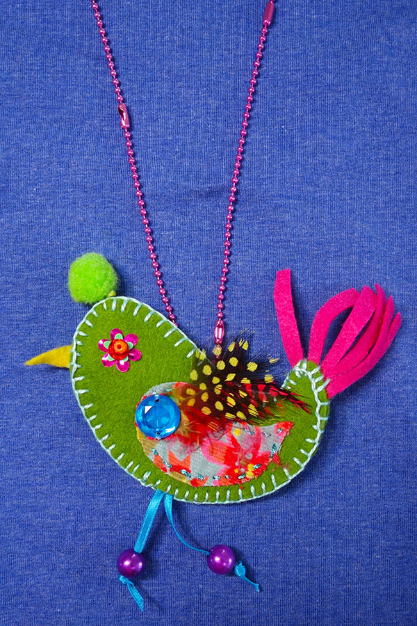 Handgenähter und bestickter Anhänger aus Filz