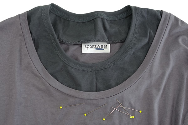 Halsausschnitt anstecken.