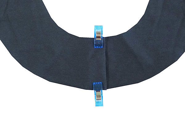 Halsausschnitt mit unechter Knopfleiste