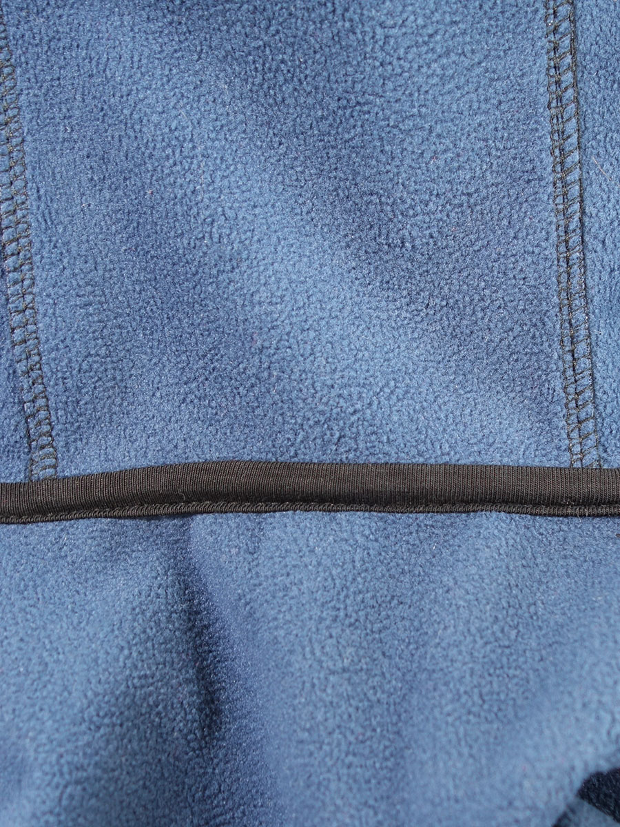 Halsausschnitt einfassen.