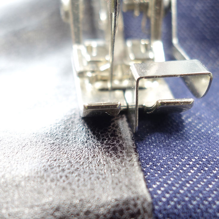 Streifenbänder knappkantig aufnähen