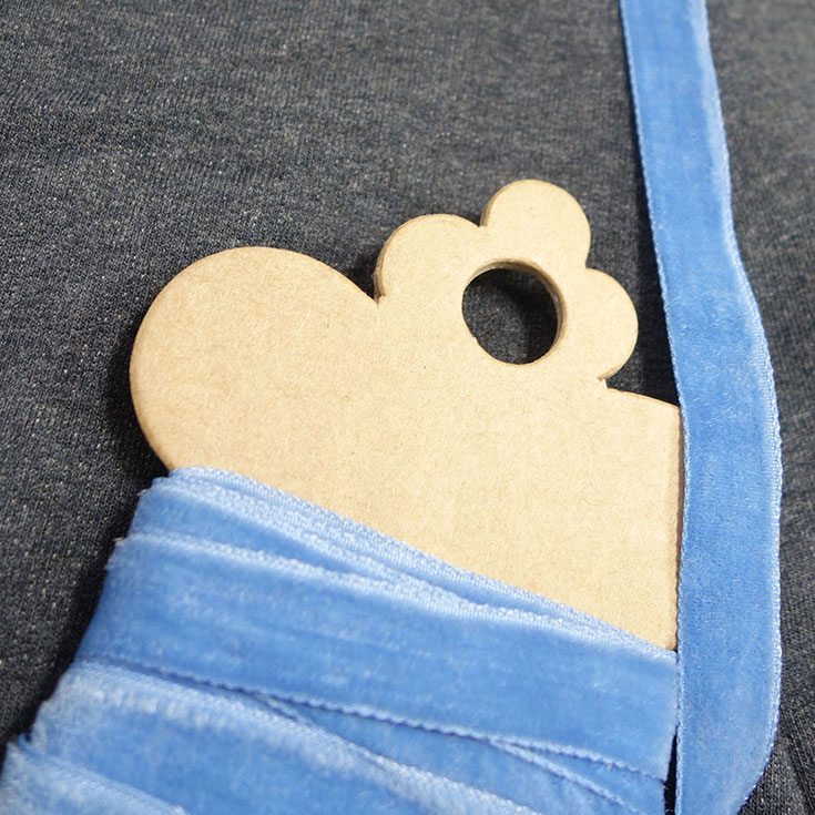 Samtband als Seitenstreifen aufnähen