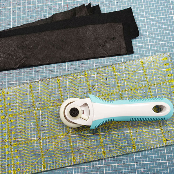 Streifenbänder mit dem Rollschneider zuschneiden