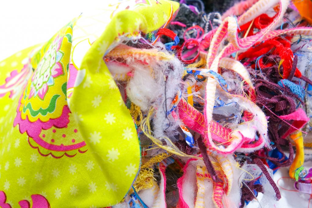 Stoffreste um ein Bügel-Ei zu füllen