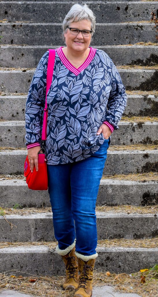 Blusenshirt mit V-Ausschnitt mit breitem Bündchen