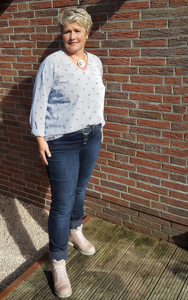 Blusenshirt sportlich in den Jeansbund gesteckt