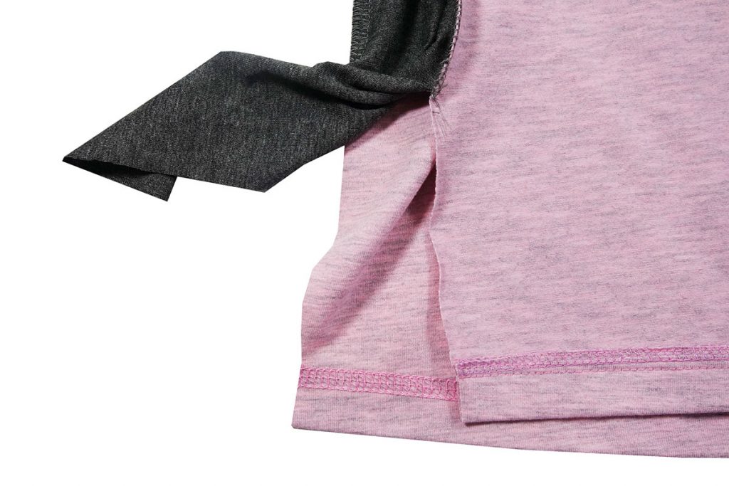 Streifen einnähen, um ein zu enges Shirt weiter zu nähen