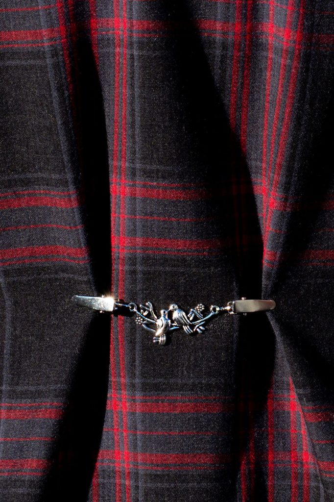 Cardigan-Clip um ein Rückenteil zu raffen