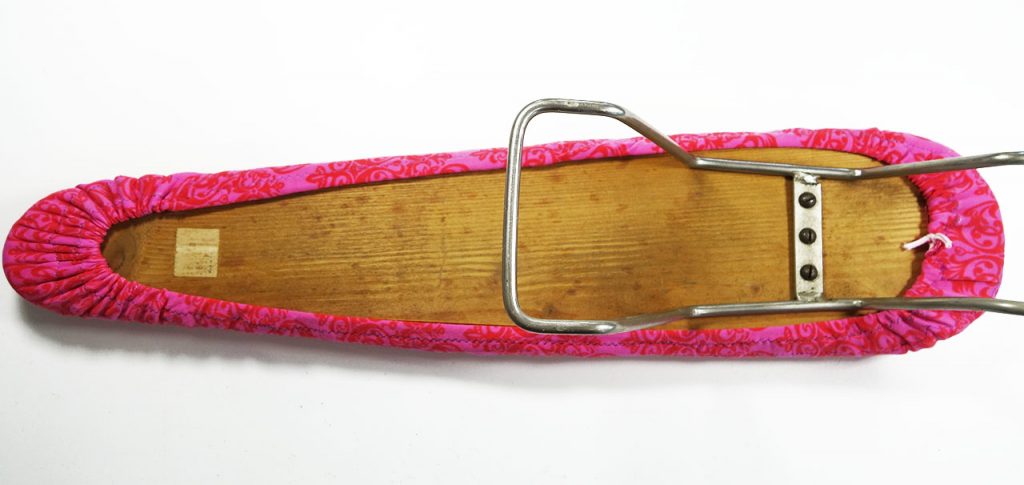 Bügelbrett mit Jersey beziehen