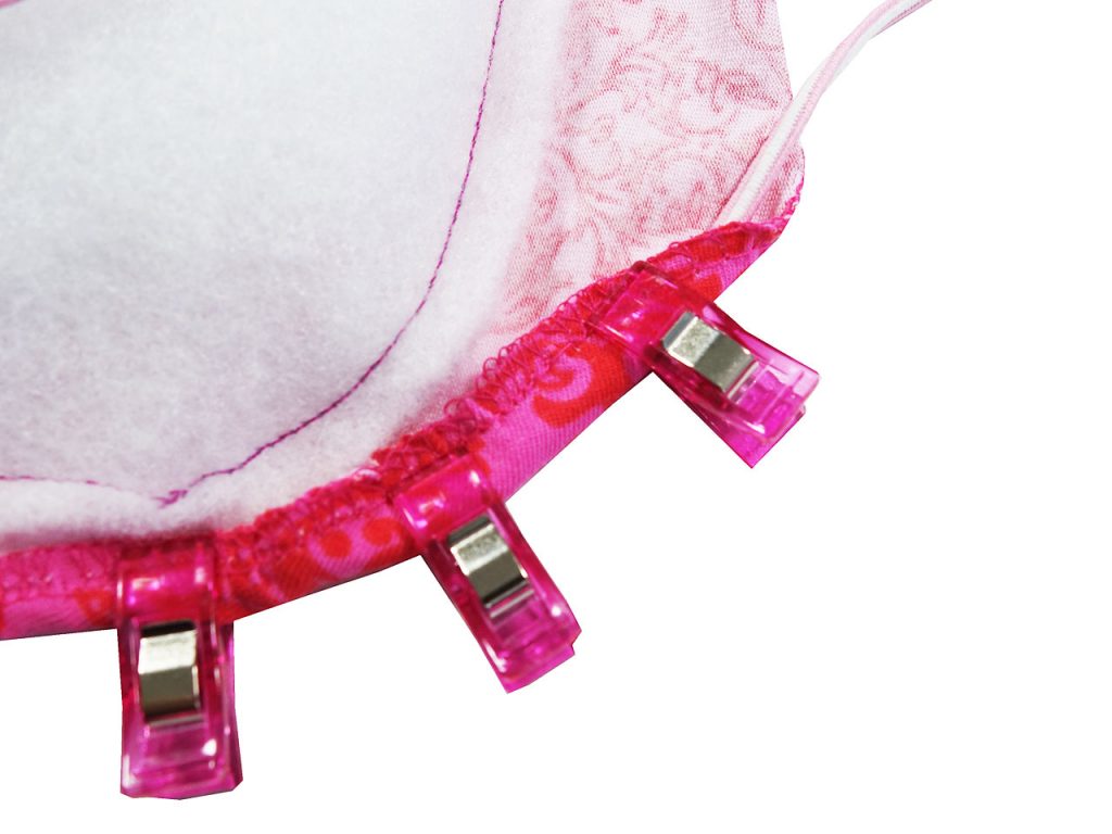 Gummiband in einen Bügelbezug nähen