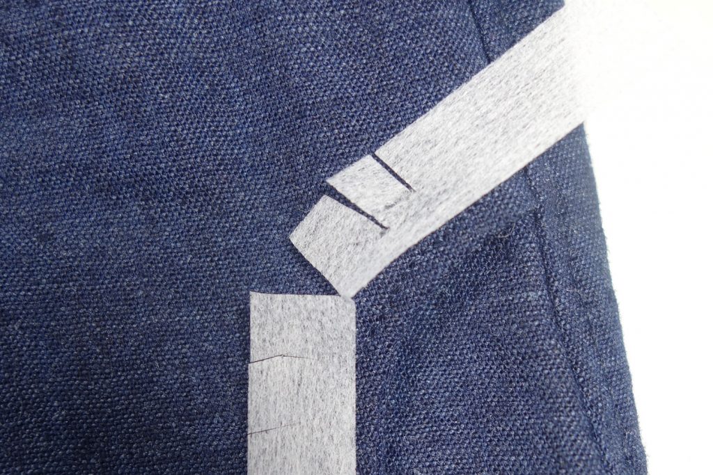 Nahtband an Rundungen aufbügeln.