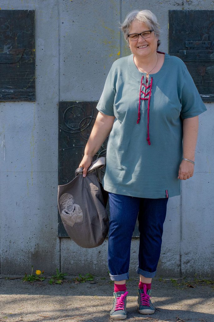 Halsausschnitt mit Ösenschlitz nähen