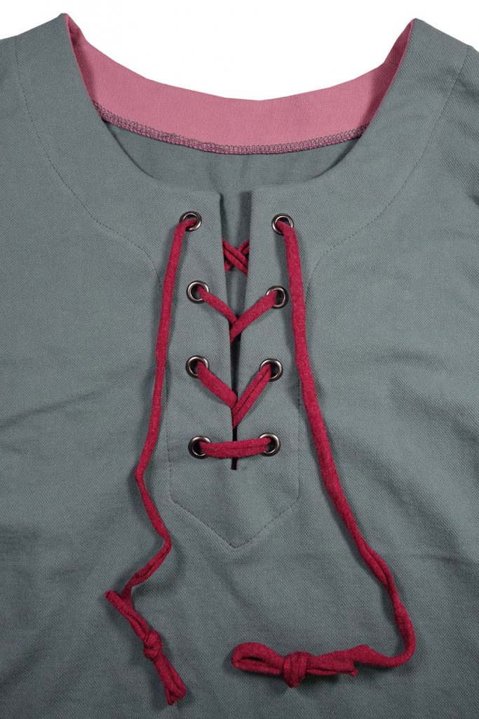 Halsausschnitt mit Ösen nähen