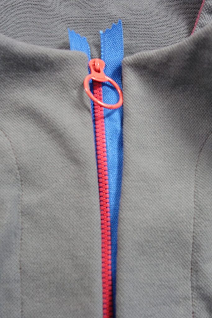 Reißverschluss unter einen Schlitz nähen