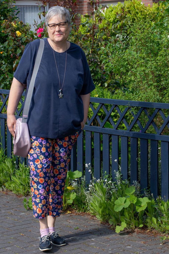 Einfarbige Bluse mit mittlerer Teilung nähen