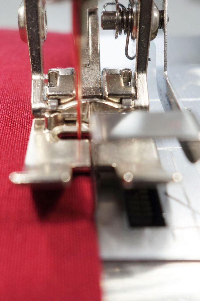 Bügelfalte mit dem Schmalkantenfuß nähen