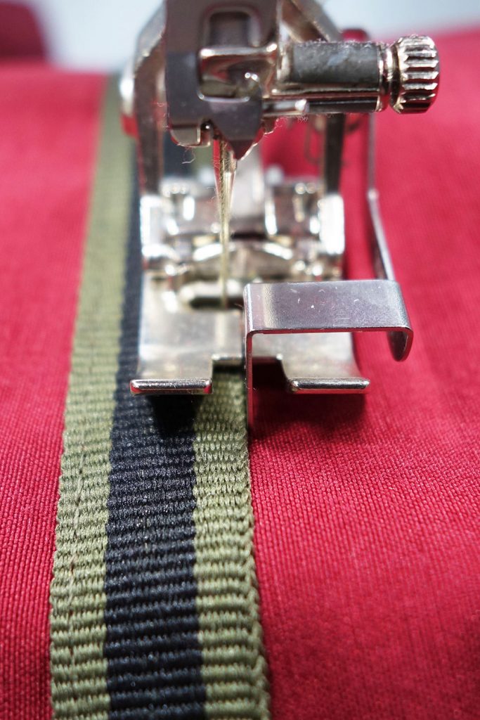 Streifband mit dem Schmalkantenfuß aufnähen