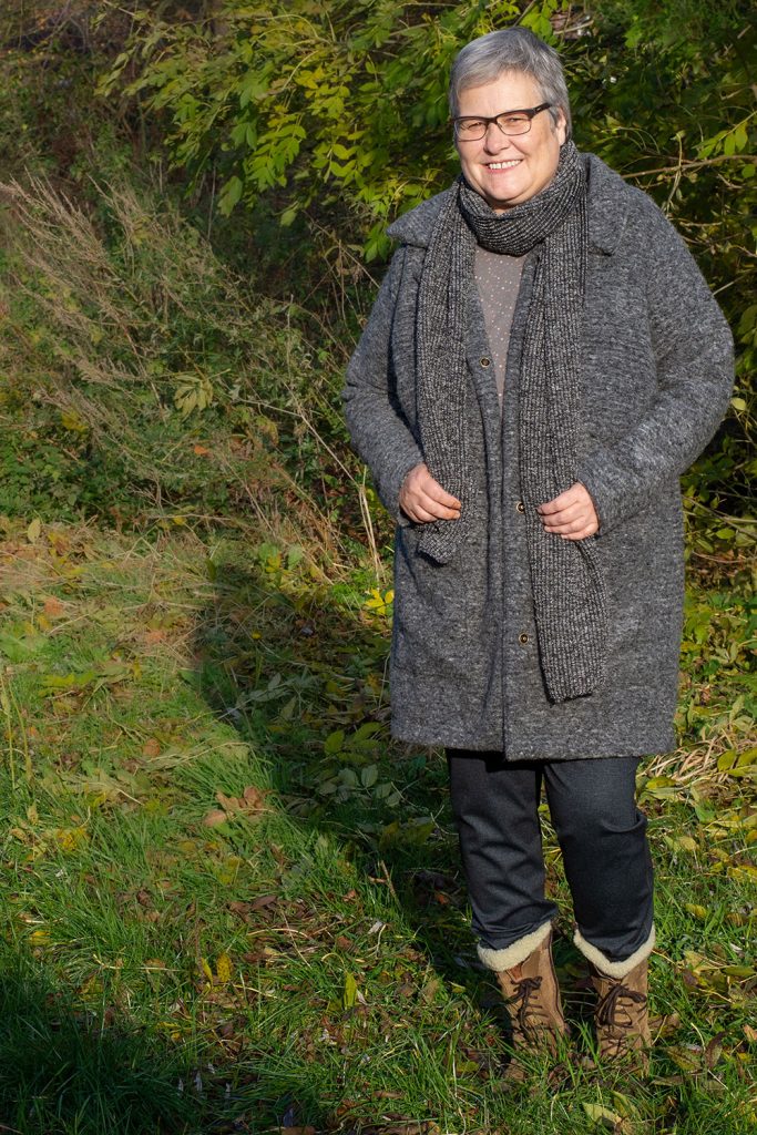 Strickmantel mit einer großen Größe tragen