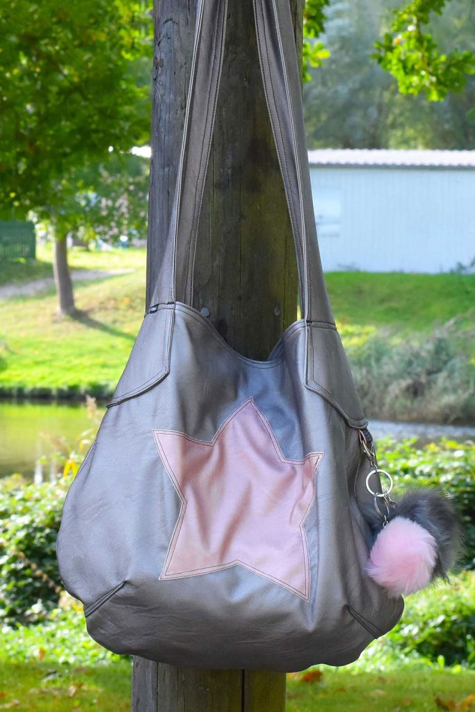 Beuteltasche aus metallic Kunstleder genäht